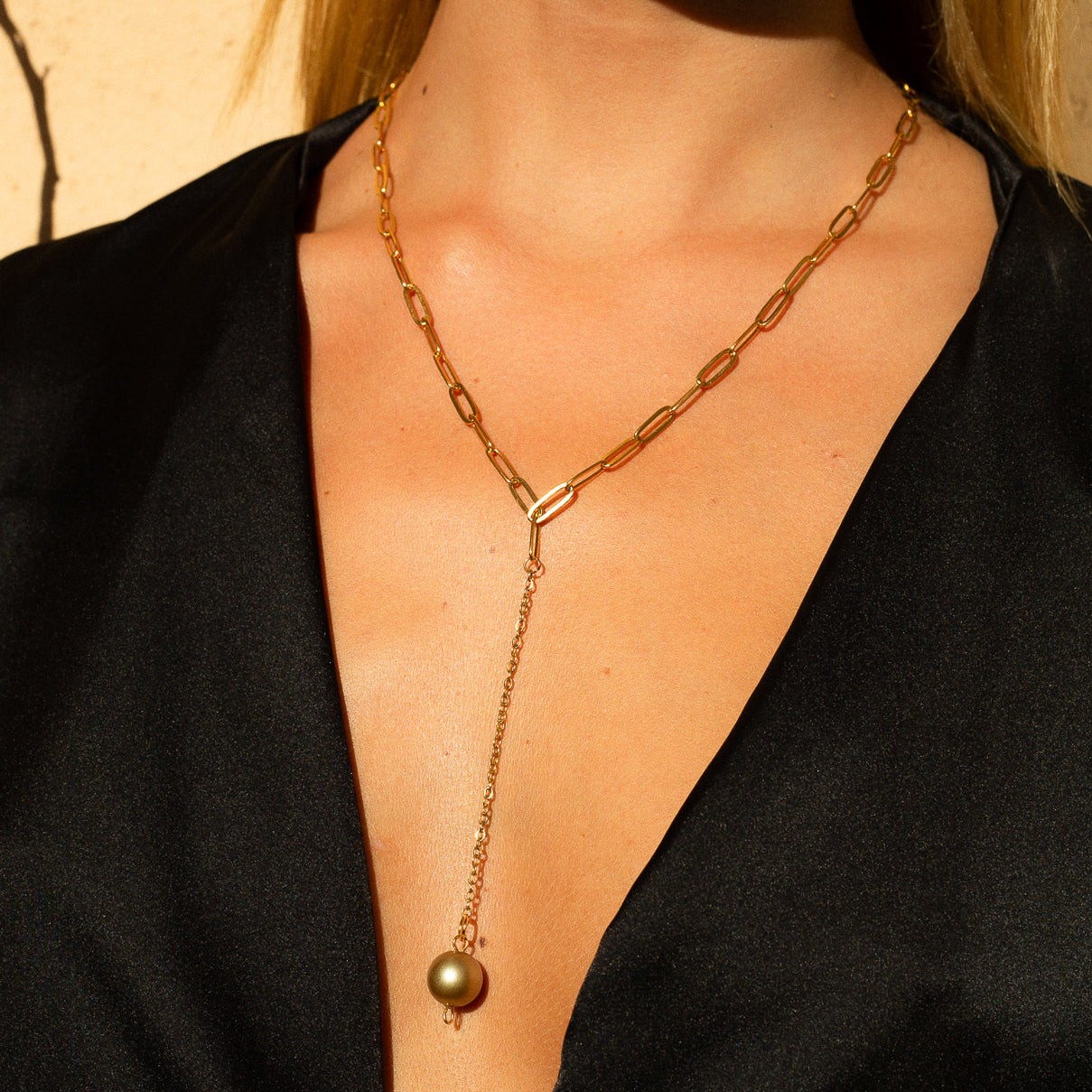 COLLAR FINO CORBATERO PERLAS