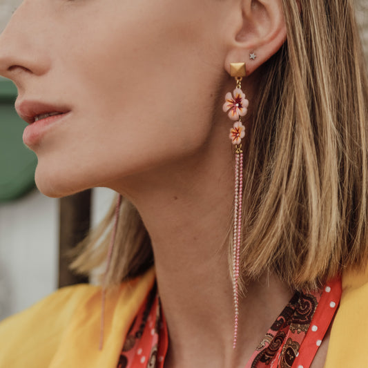 EARRINGS / PENDIENTE FLOR Y CADENA EN TONOS ROSAS