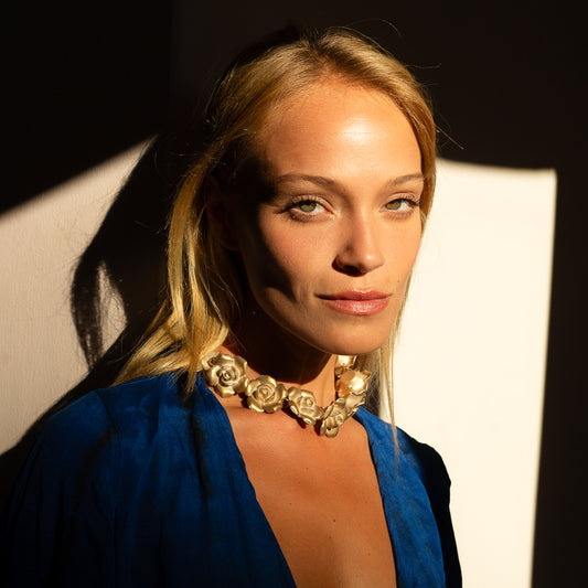 GARGANTILLA DE CAMELIAS DORADA