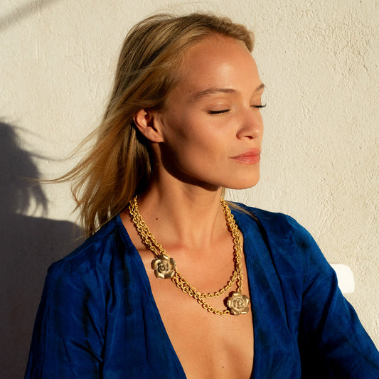 COLLAR CAMELIA DORADO