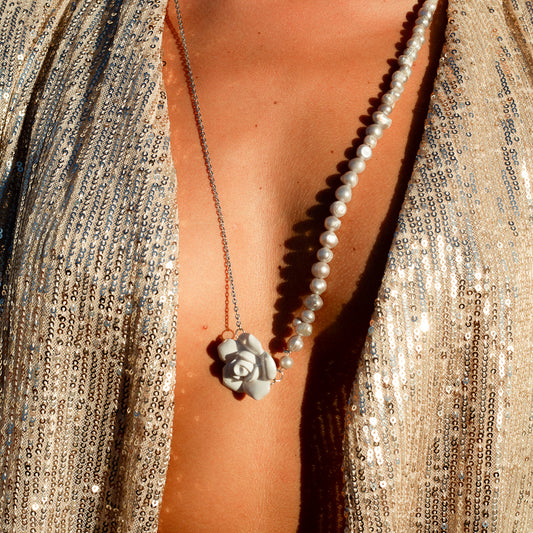 COLLAR MIX CADENA, PERLAS Y CAMELIA